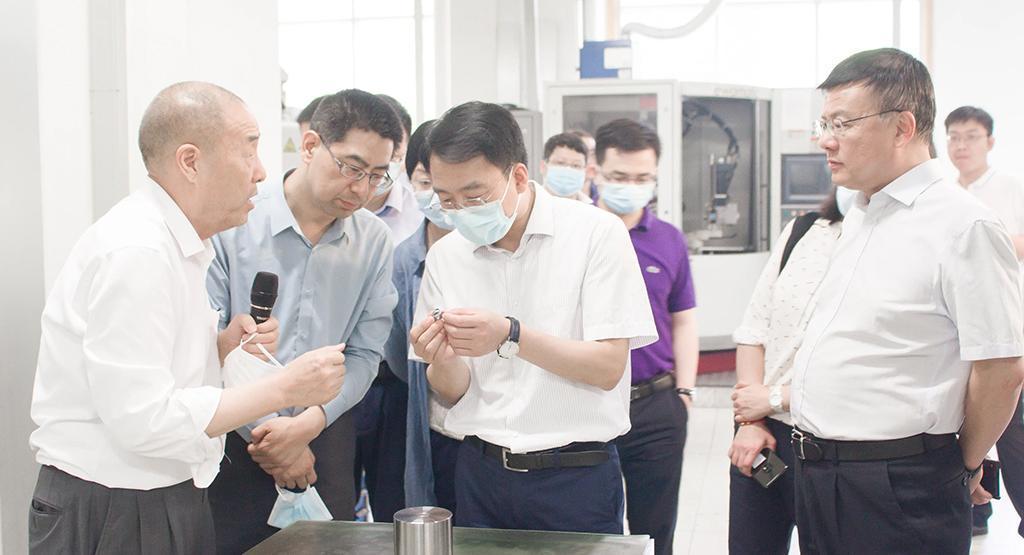 Ông Trần Khắc Long, Giám đốc Cục Công nghiệp Nguyên liệu Bộ Công Thương cùng các quan chức khác đến thăm và điều tra tại Trung Châu